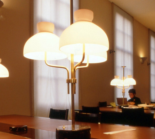 La sala studio - Particolare dei tavoli