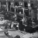 Interno di officina con operai