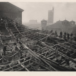 Foto Bertazzini, Operai sul tetto del Teatro, la mattina dopo l’incendio del Regio. Archivio Storico del Teatro Regio